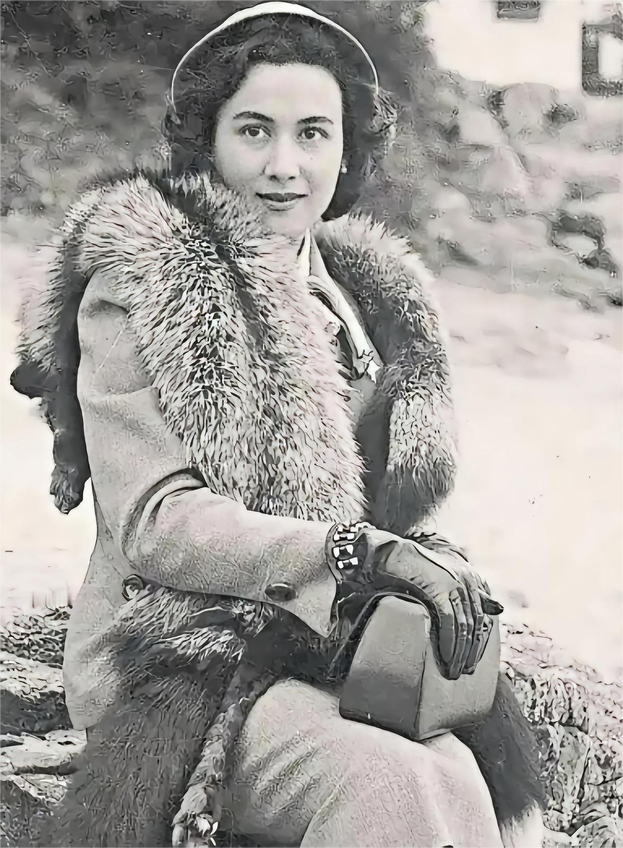 黎婉华（1924年—2004年2月21日），女，葡萄牙人，赌王何鸿燊的原配夫人，