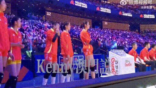 朱婷与王云蕗“一笑泯恩仇”。在巴黎奥运会周期，敢爱敢恨的王云蕗在世联赛比赛期间绕