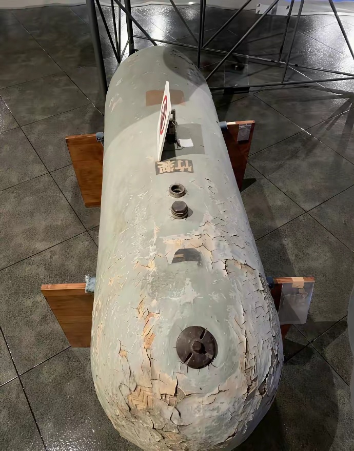 二战时期用竹子编的飞机副油箱，鬼子投降之前由于物资匮乏的产物。铭记历史