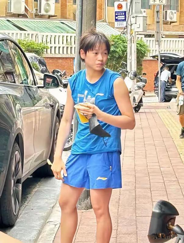 听说红妹已经回到农村老家了，奥运结束后这半个多月，不是参加活动就是出去玩，红妹已