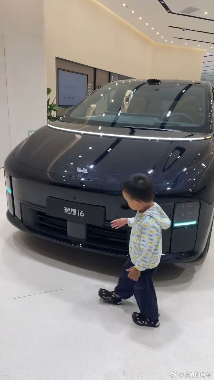 我儿子特别喜欢理想i6，每次路过都会跑过去看看。作为理想汽车的支柱产品，的确是能