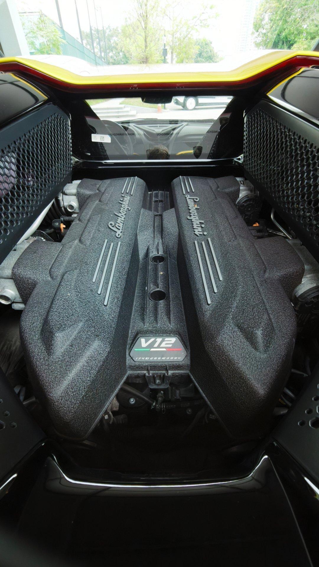 混动，电量还有50%，但续航只有4km踏板踩深了v12就会变成增程器给电池充电，