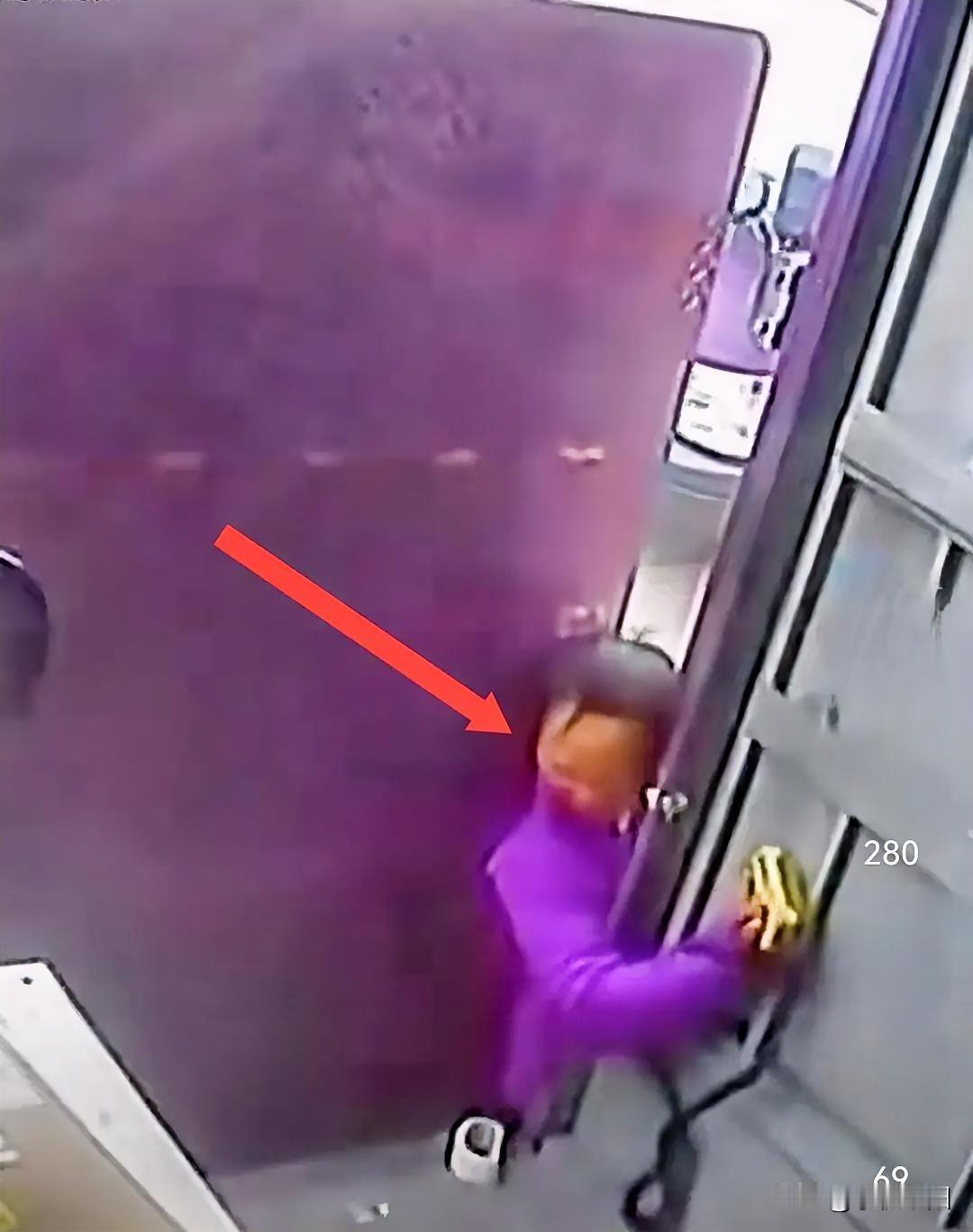 图中这名货车司机怎么也不会想到自己的疏忽差点要了他的命，他在货车尾箱用遥控器操作