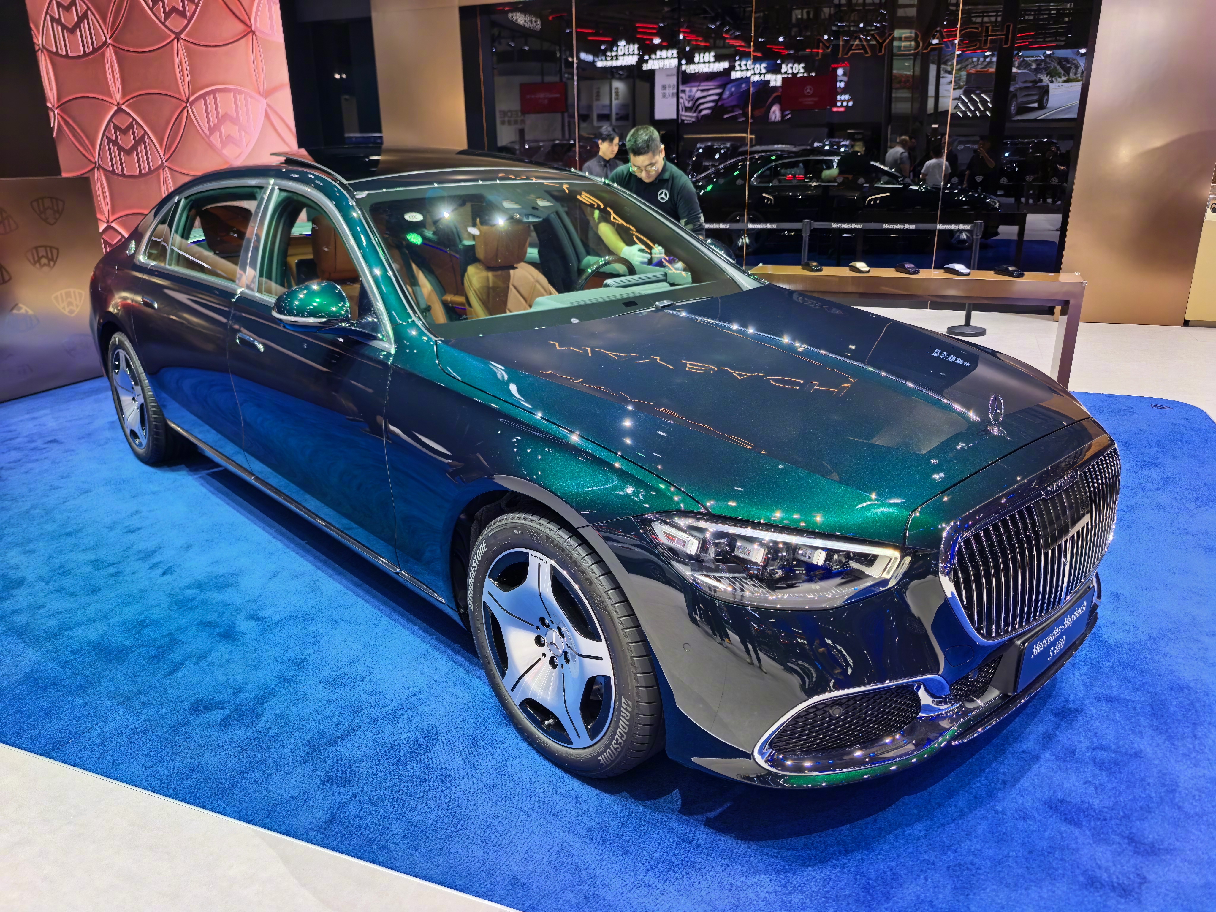 我这迈巴赫渐变绿黑漆面，在强光下竟然这么绿！但在常规光下又是黑色，又可以低调下来