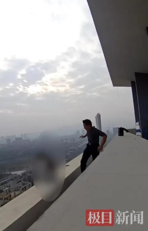就在姑娘从28楼天台身子倾倒出去的那一刻，恐高的他，飞扑出去，将姑娘从死亡线上拉