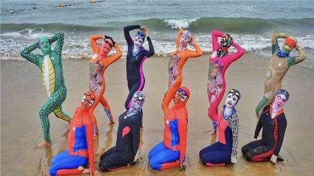 沙滩上的创意沙雕，色彩斑斓，形态各异，引人注目！🏖️🎨👀