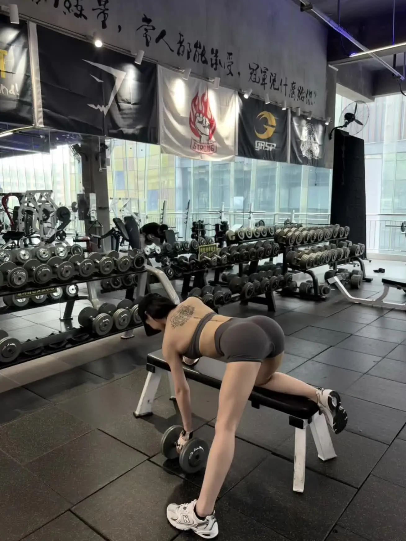 起伏的背肌似猛虎