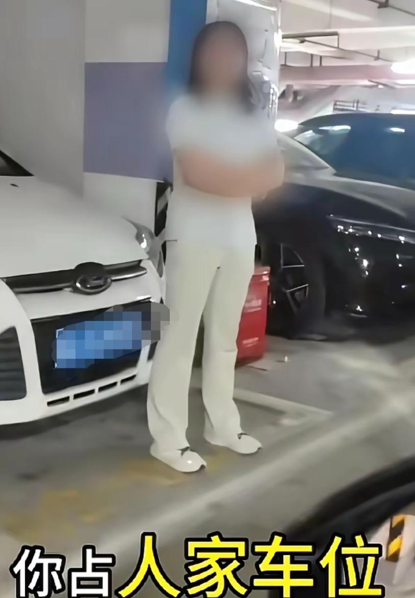 果不其然，长沙德峰小区占车位纠纷，经过多方调解，双方还是谈崩了！

女车主压迫感