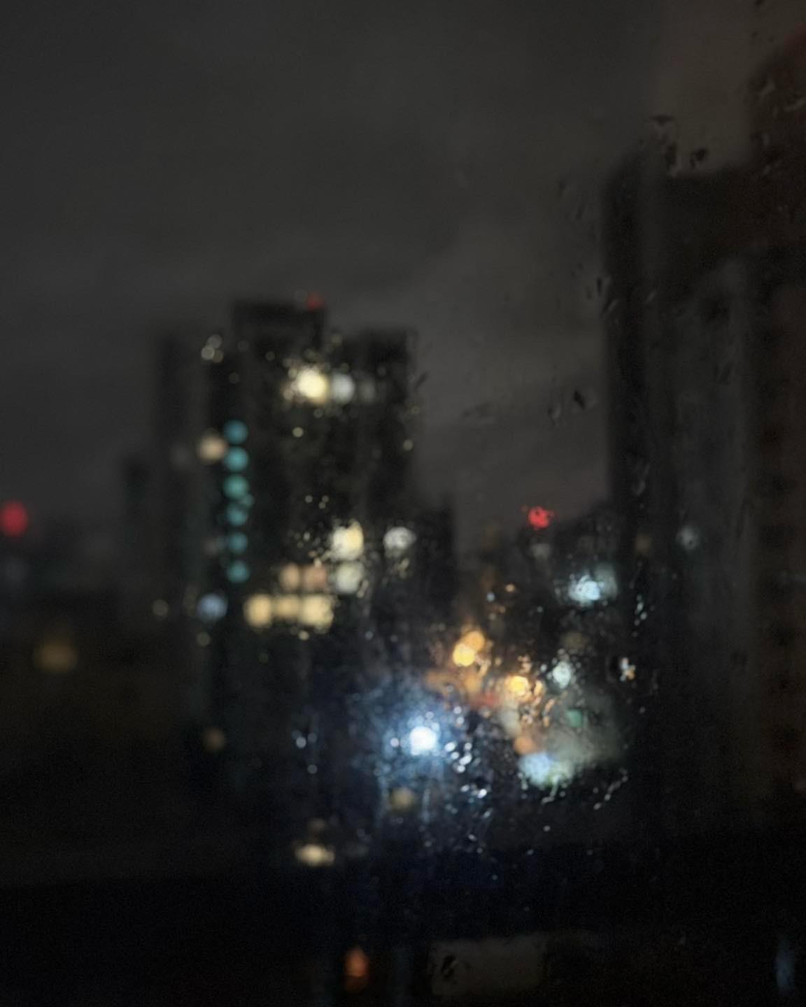 近期北京的雨基本都是深夜下，雨声加雷声，是助眠的背景音。 