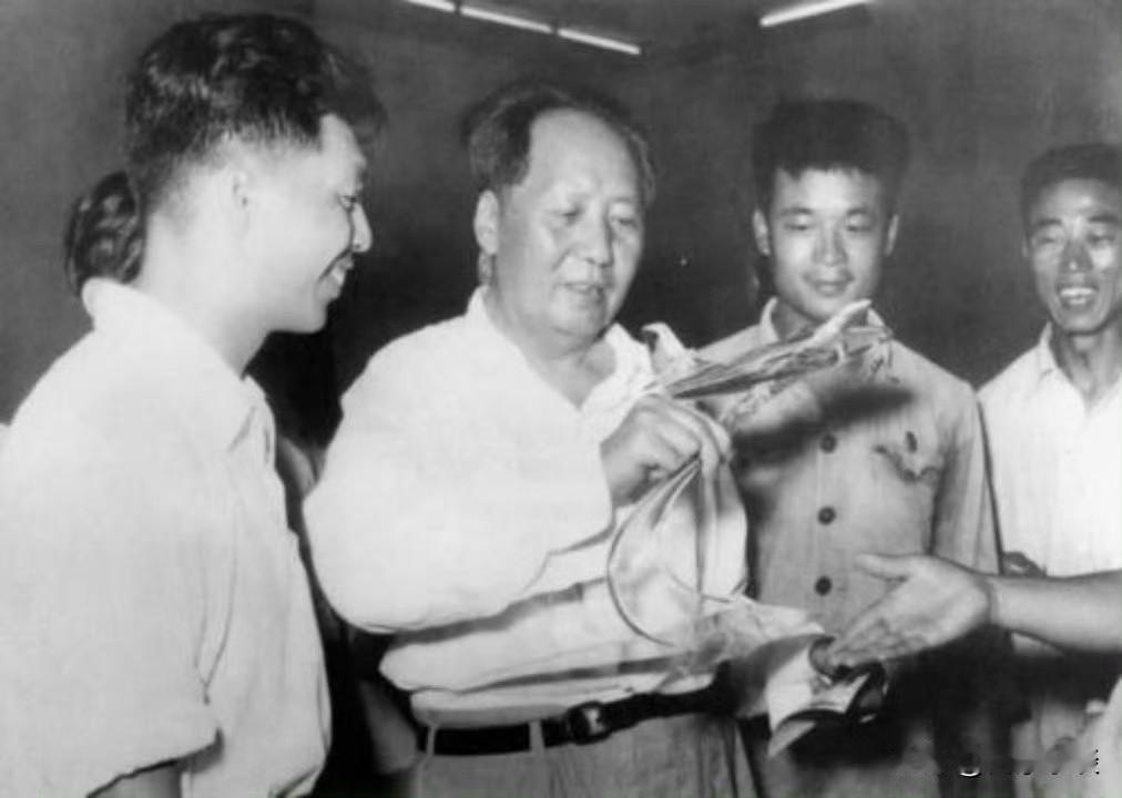 怀念我们伟大的领袖毛主席
今年是，伟大的毛主席诞辰133周年，虽然我们今天过着幸