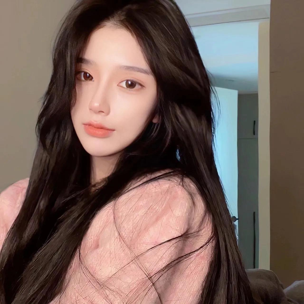 婚外情里苦苦的“等待”是最煎熬的。
你要等她有空了，不忙了，你要等她避开家里的人