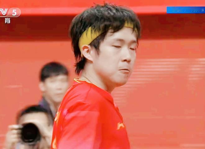 王楚钦4:1拿下阿拉米扬的时候，注意看台上法拉吉正在怒视谁了吗？
我感觉是温瑞博