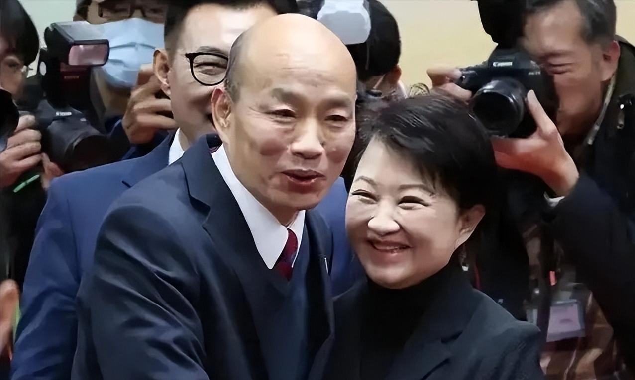 传言卢秀燕结盟韩国瑜直指2028大位。
这一传言并非空穴来风，此前6月下旬韩国瑜
