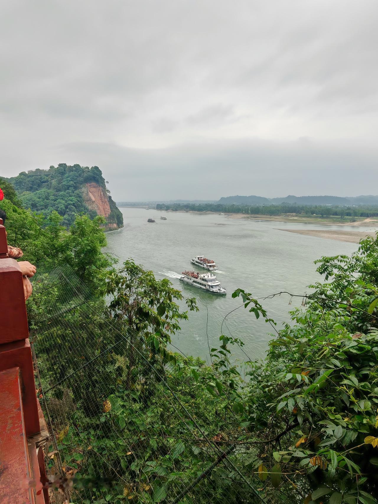 晒图笔记大赛 家人们谁懂啊！乐山三江交汇处、乐山大佛脚下的江面，简直美到失语。站