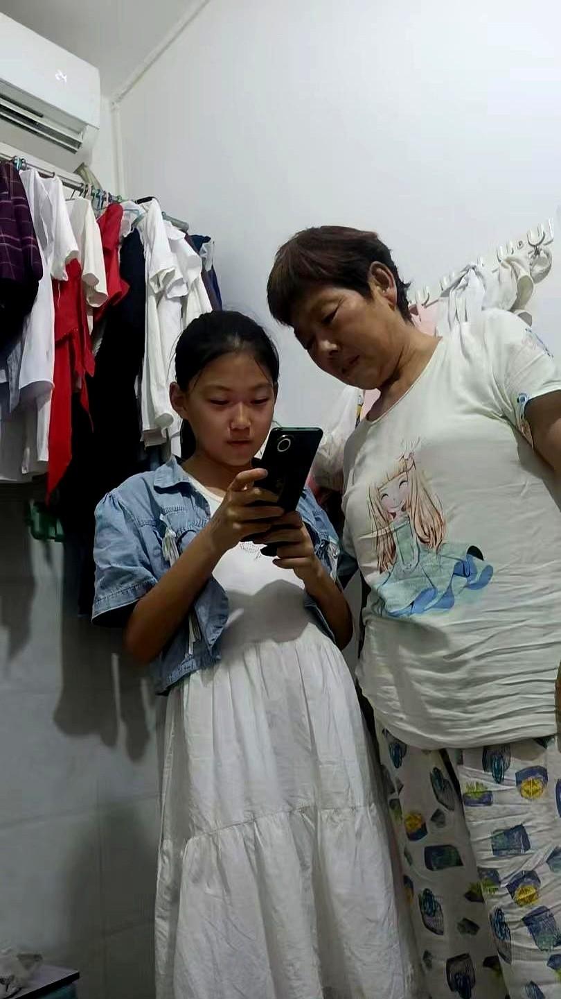 老娘走了，打工人的暑假彻底散了。
两月里她早起给出租屋添锅碗，夜里把电费从一百压
