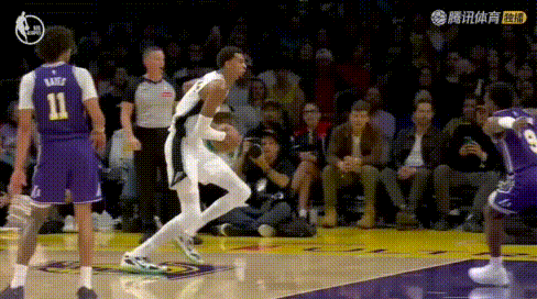 大胆！文班隔扣、撞翻太子布朗尼，你录像带没了。
2节先是把布朗尼撞翻在地完成中投