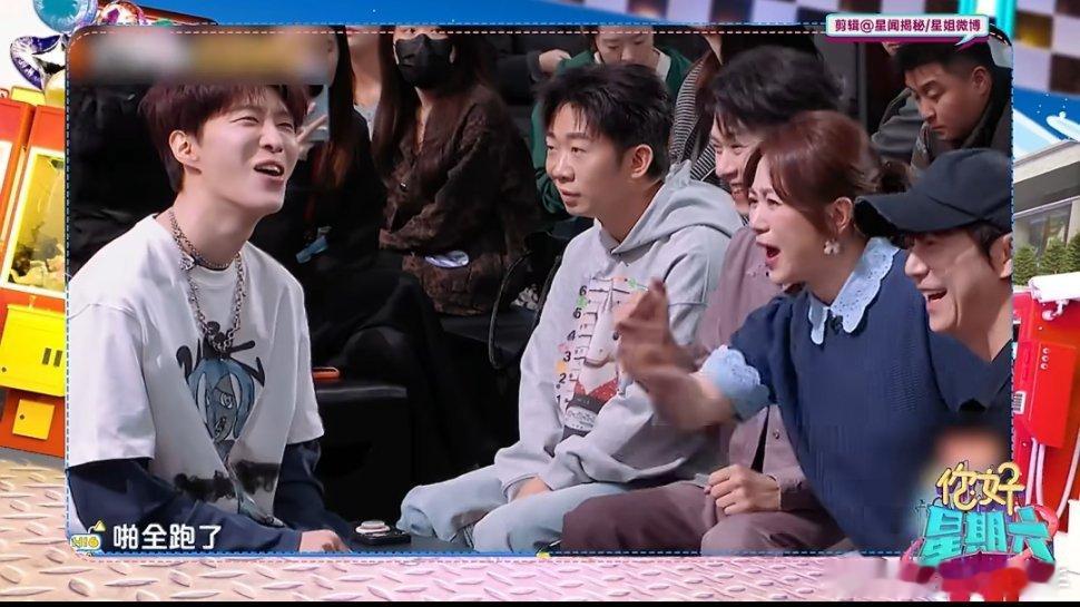 马丽让范丞丞坐正马丽现场管教范丞丞让他坐端正，刚说完坐得老直溜了，结果才没过三秒