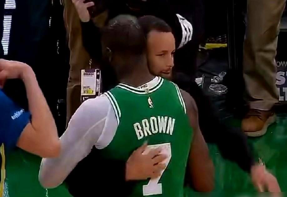 法国队追到只差3分，然后库里出手了。

最近凯尔特人打勇士，库里没上，杰伦·布朗