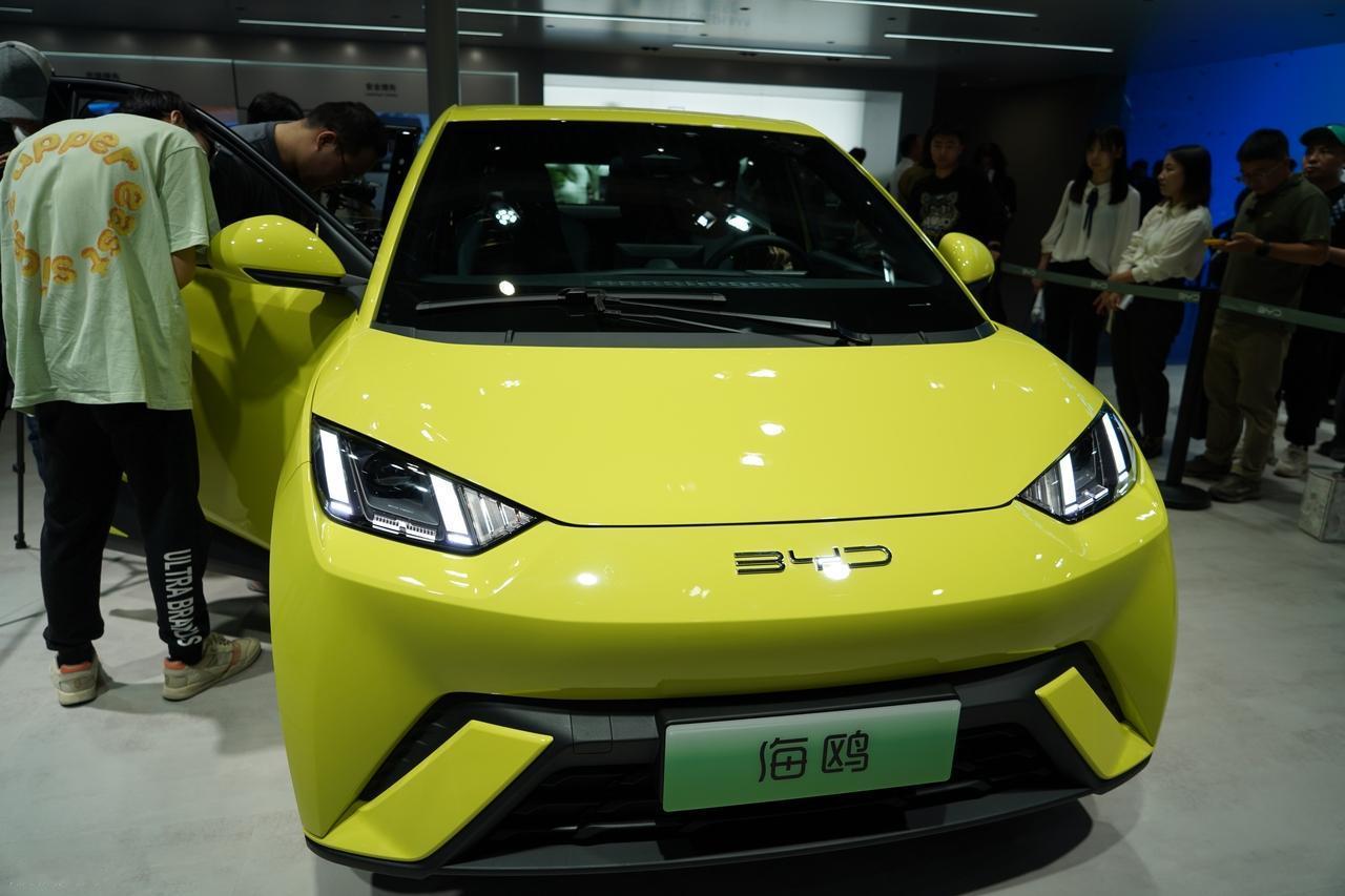 城市代步选车，核心是低成本+好开好停+少麻烦，优先按“充电条件+预算+通勤距离”