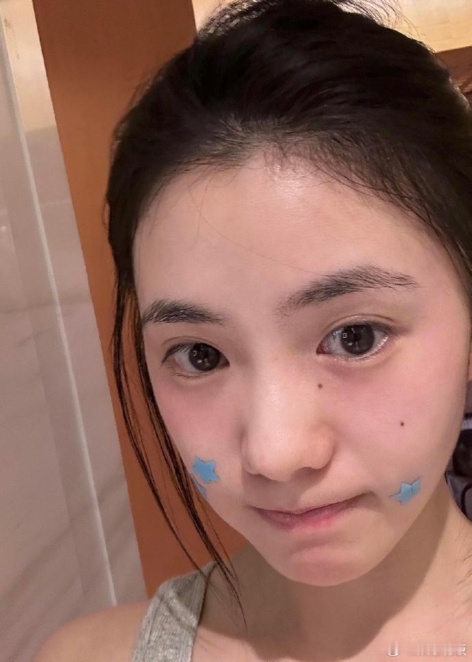 刘浩存的25岁 的25岁自拍，完全是宝宝来的不敢相信这个漂亮小女孩马上要26岁了