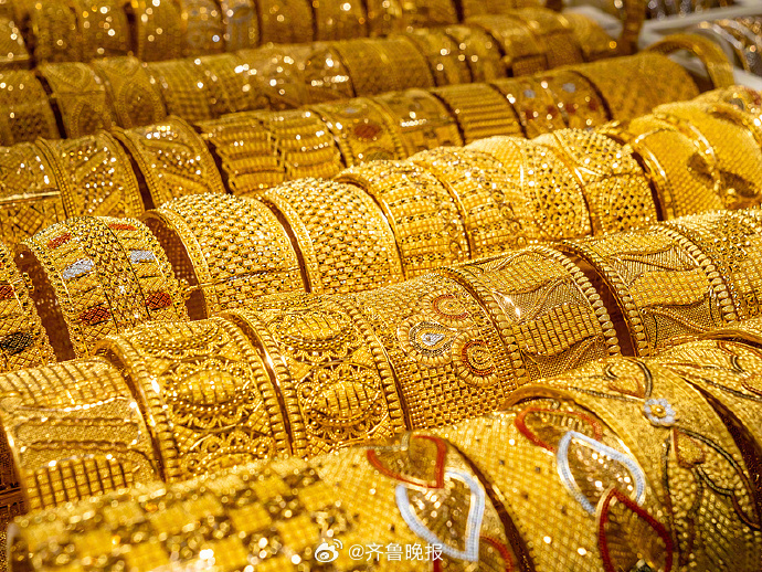【#品牌金饰集体降价#】3月23日，国内金价跌破1000元/克，截至发稿，国内现