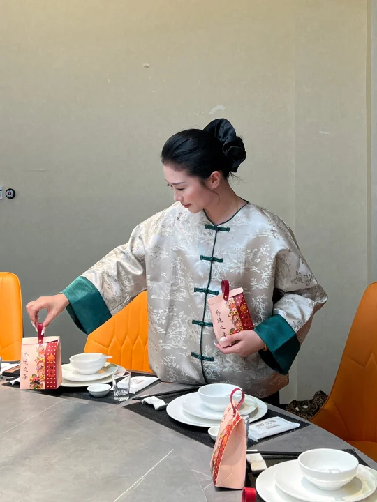 暂停一下！让我们恭喜这位女士！