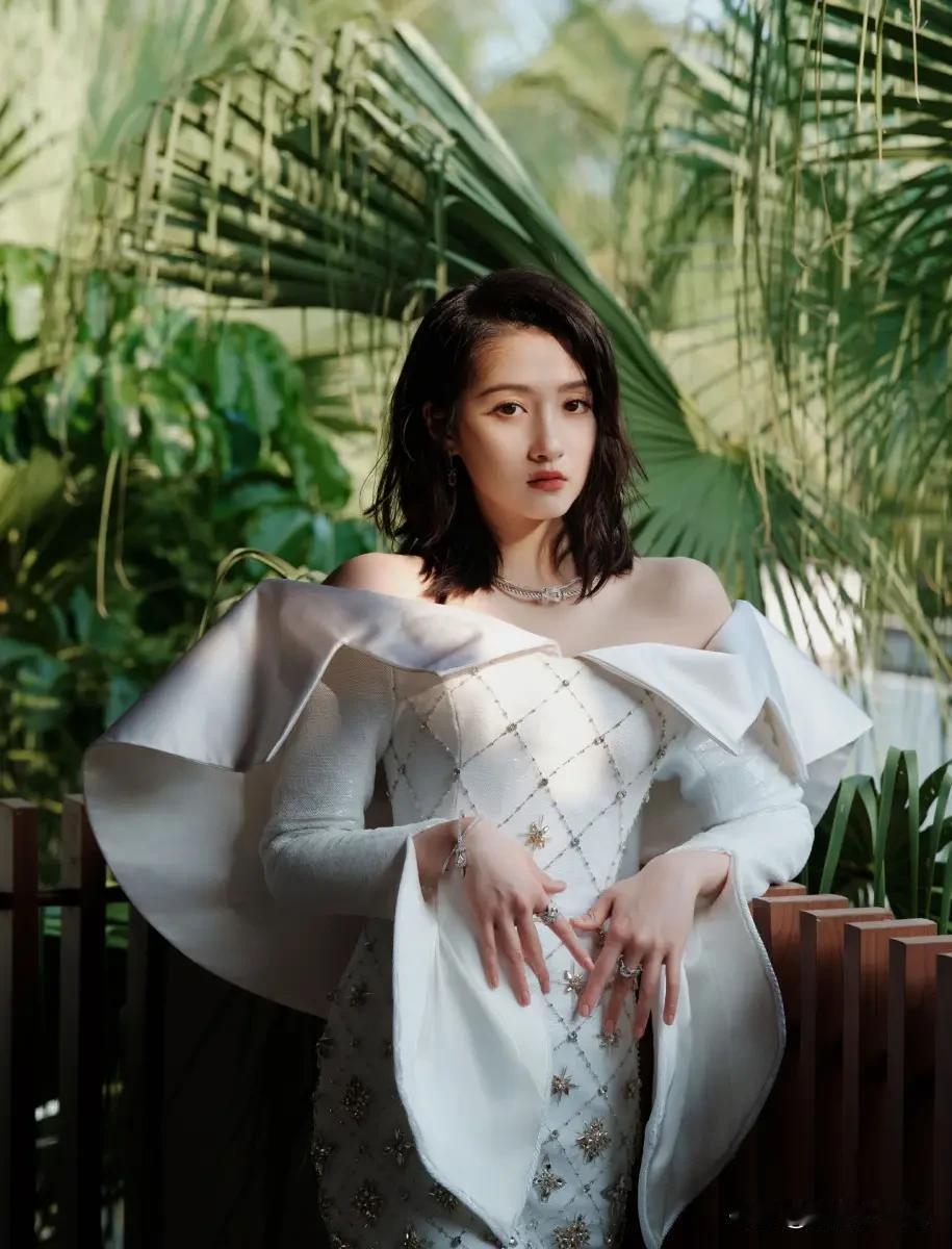 关晓彤身穿白色钉珠高定礼服拍摄美照，珠宝闪耀，美腿吸睛！

关晓彤被誉为“90后