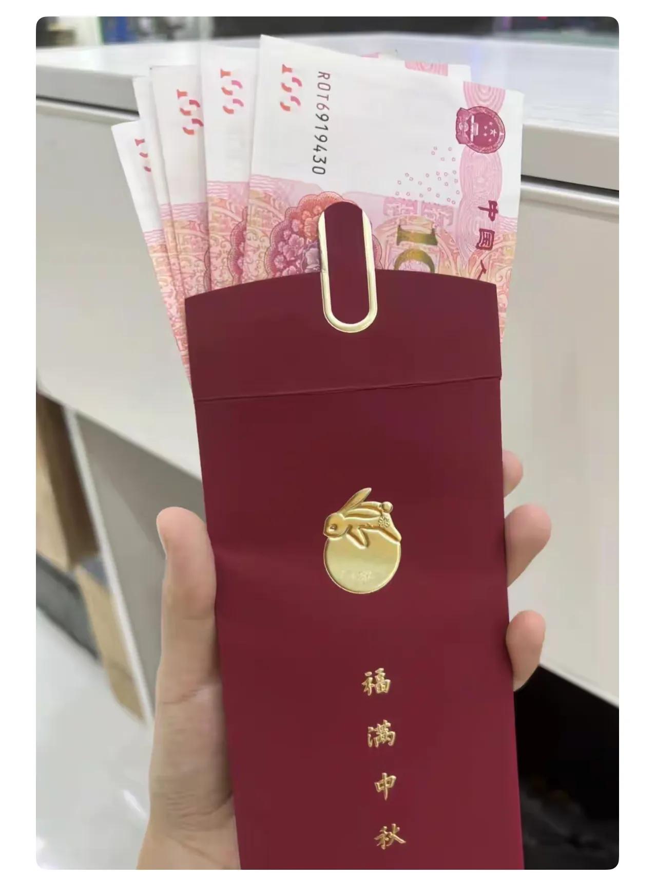 昨天下午快下班的时候，行政在群里发了条消息，说今年中秋节公司不发礼盒月饼了。
