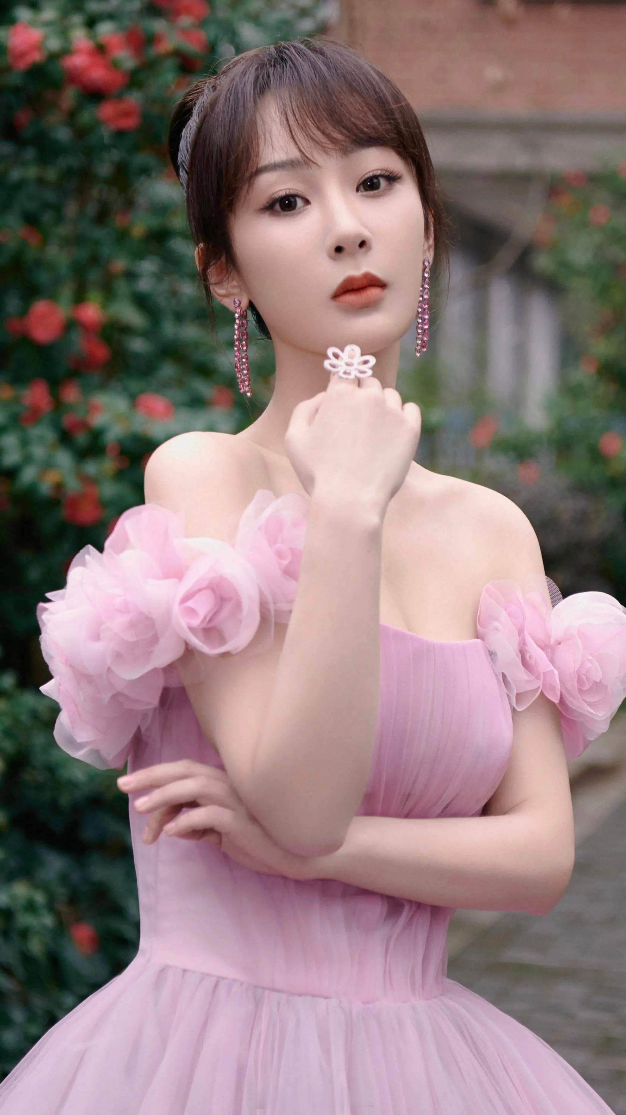 正午阳光出品电视剧《生命树》由杨紫、胡歌出演。网友说CP感一般，为什么要有cp感