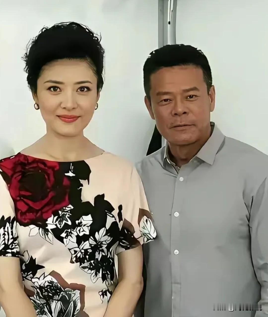 仔细看，那时的周涛是真漂亮，央视第一美女，大气干练，国泰民安脸，就算美女龙洋也很