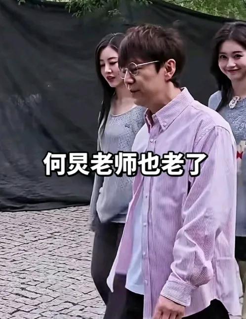 看着何老师节目长大的

如今孩子都会打酱油了

节目中的何老师几十年如一日

今