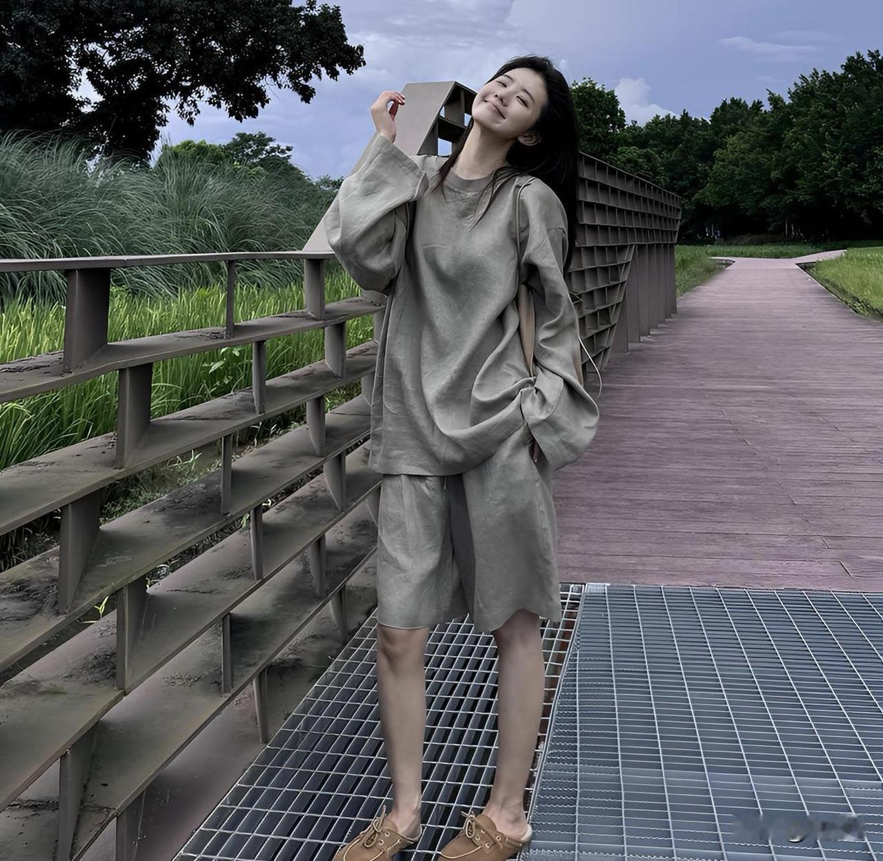 她不是最美的，也谈不上性感。但她的那种从容淡定和松弛感，却是很多女生没有的。宽宽
