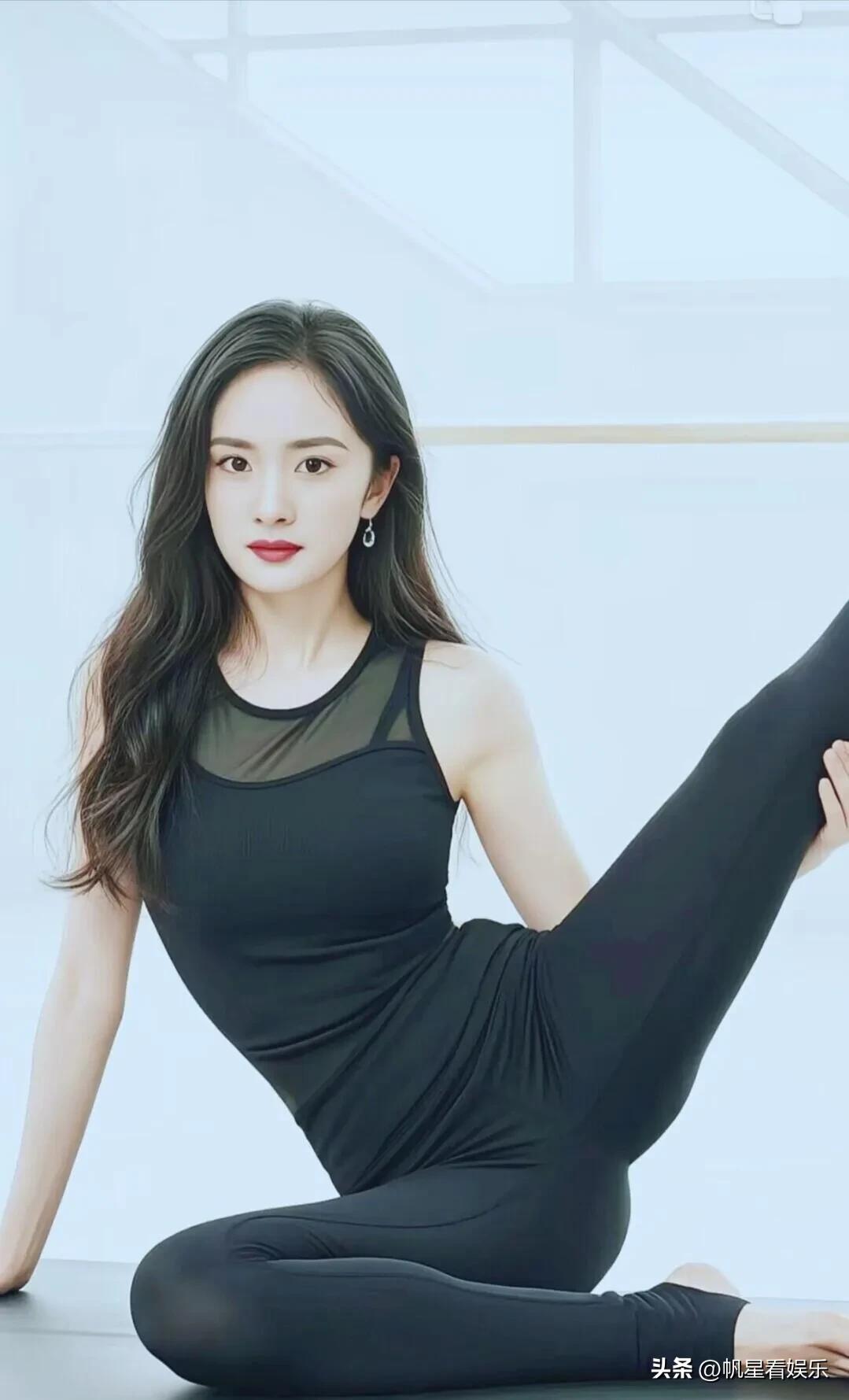 杨幂的这套瑜伽穿搭，以黑色为主色调，尽显简约与时尚。无袖上衣搭配紧身裤，勾勒出她