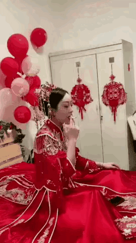 终于，最后一个客人离去，新娘的心情终于释然。她一进新房，立刻坐下，点燃香烟送入嘴