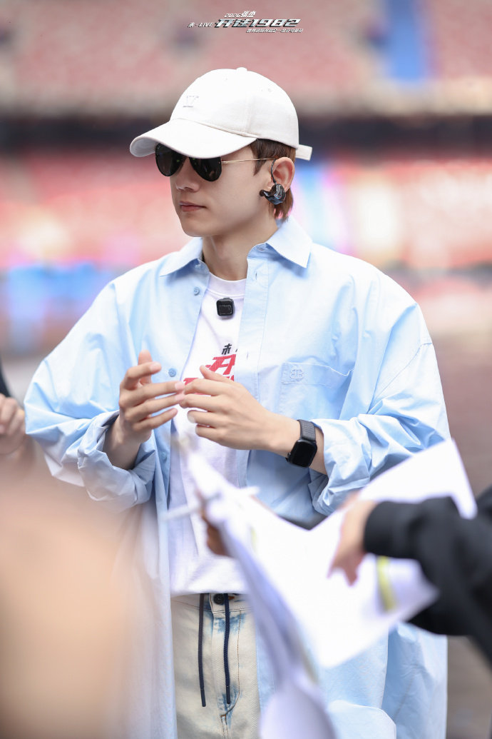 张杰你们是在和我讲相声吗温柔又治愈的旋律一响起，瞬间就被拉进温柔的雨幕里他笑着说