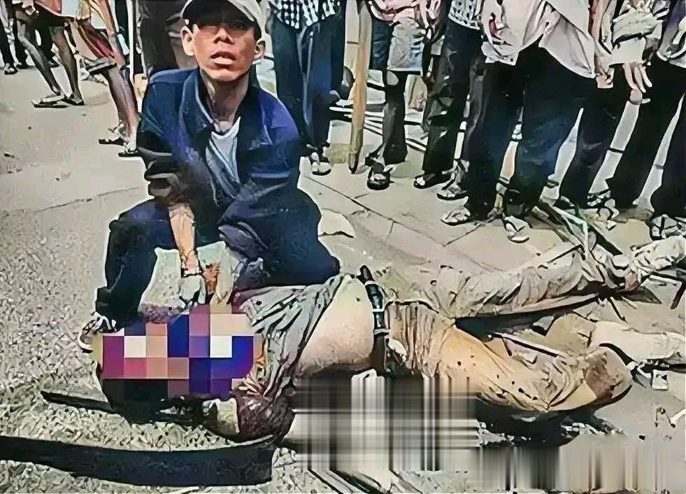 1965年，在印尼街头，一名当地土著人在杀害手无寸铁的华人，周围站满了围观的当地