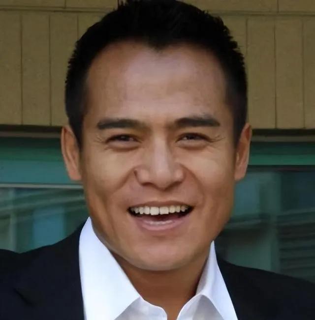 老戏骨黑子，戏里演绎万千经典，戏外甘当质朴农民，无戏拍时便回归田园。他“不上进”