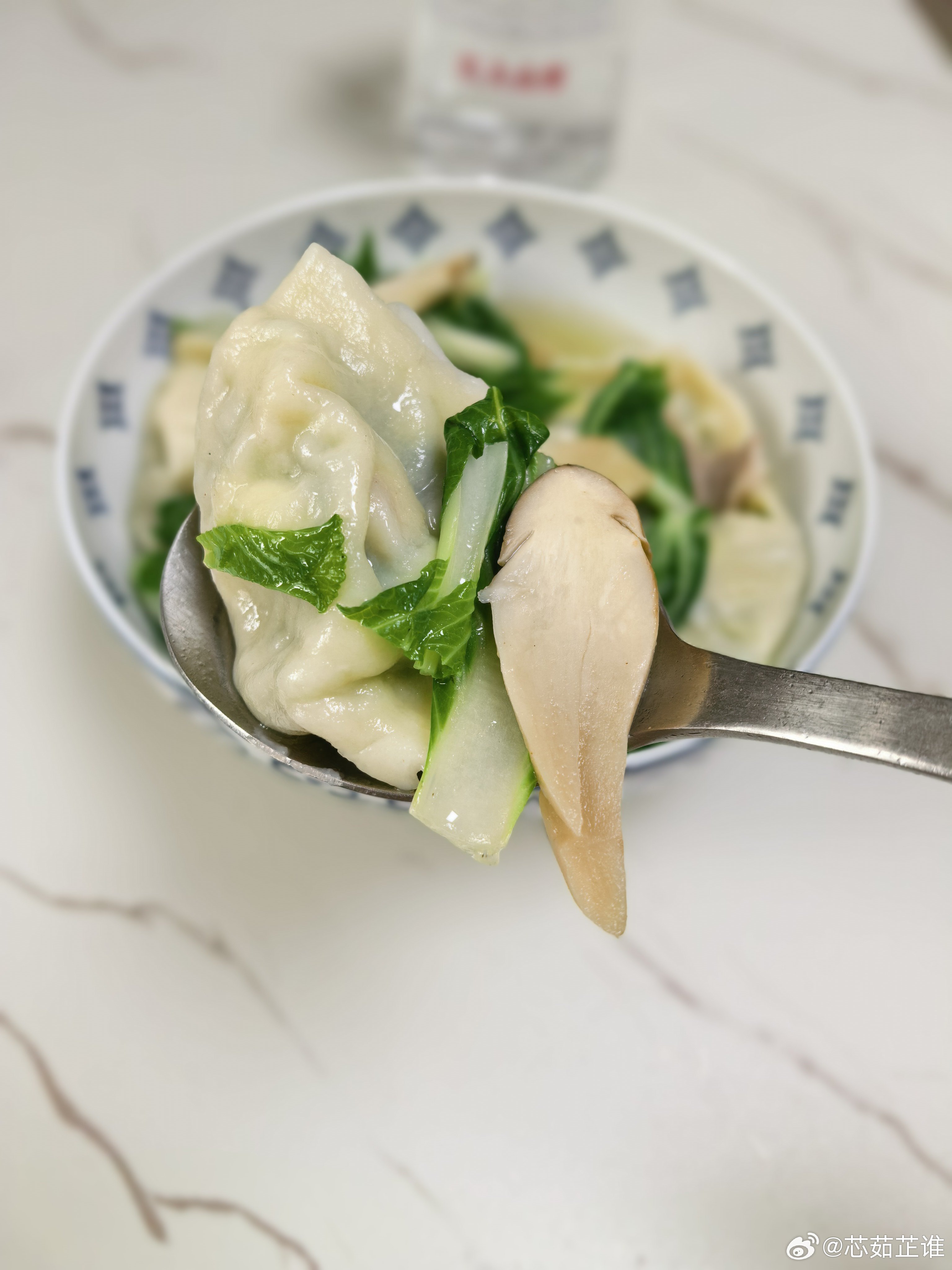 是日早餐......鸡枞肉片汤水饺，饺子是昨天公司饭堂员工自己包的。 ​​​
