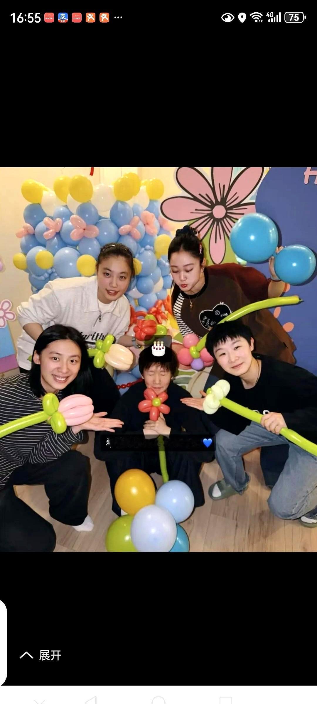 她闭眼许愿，身边是队友明亮眼神。
 
海口惜败孙颖莎后，王曼昱生日夜被队友簇拥。