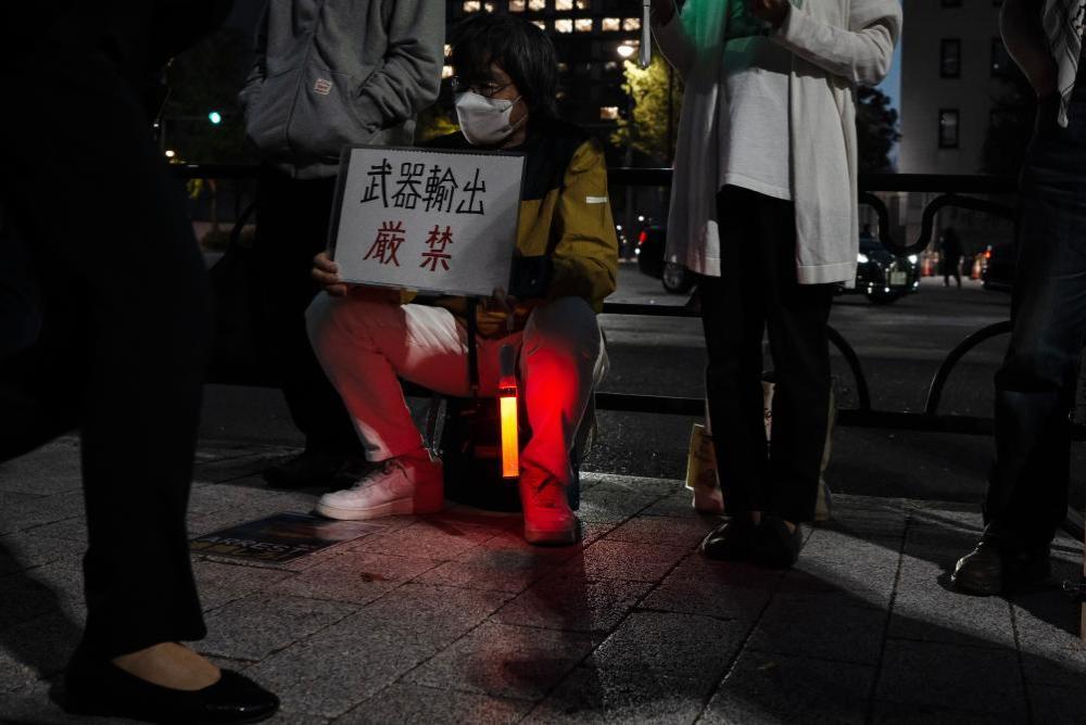 日本在“新型军国主义”的危险道路上又迈出一步。日本政府21日通过内阁决议，完成对