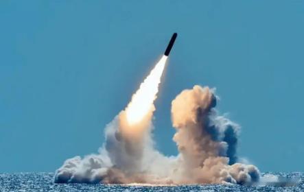 中国导弹发射第2天，日本强闯钓鱼岛

7月6号，我国发射了一枚巨浪导弹，从渤海直