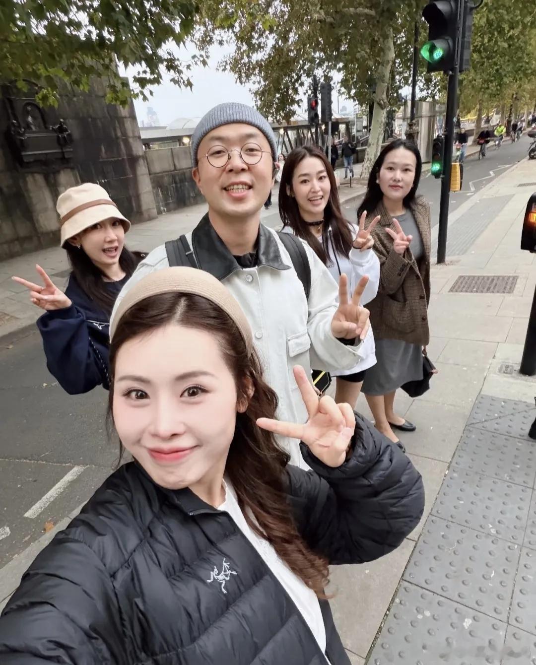 杜海涛不当主持人而在英国伦敦读书，老婆不在身边，经常外出被网友偶遇，基本上还都是