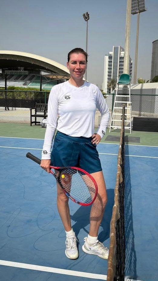 🔵W100迪拜女单半决赛✅🇷🇺兹沃娜列娃6-3/6-7(4)/6-4击败?