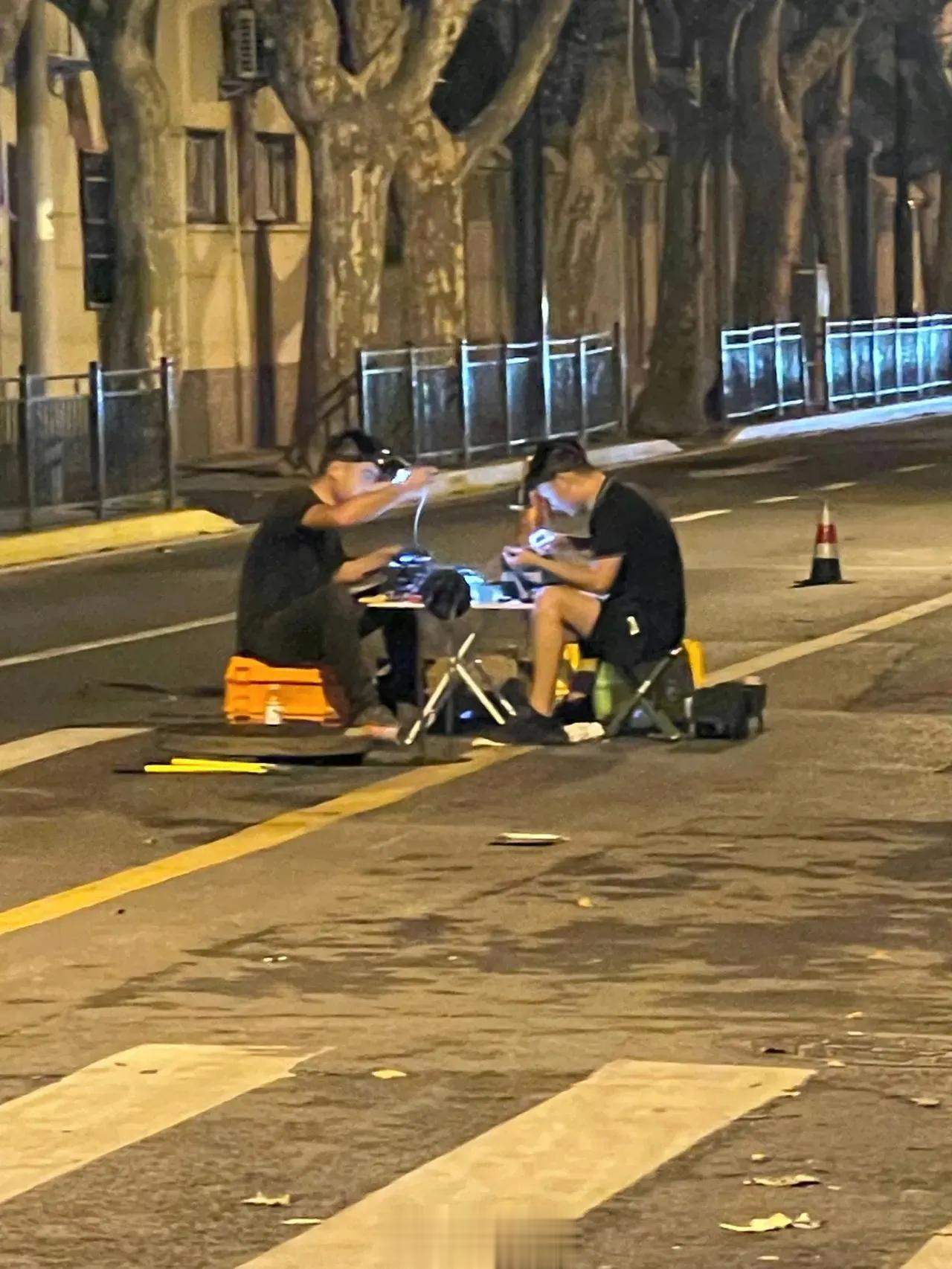 大晚上的，不知道是修什么 ​​​