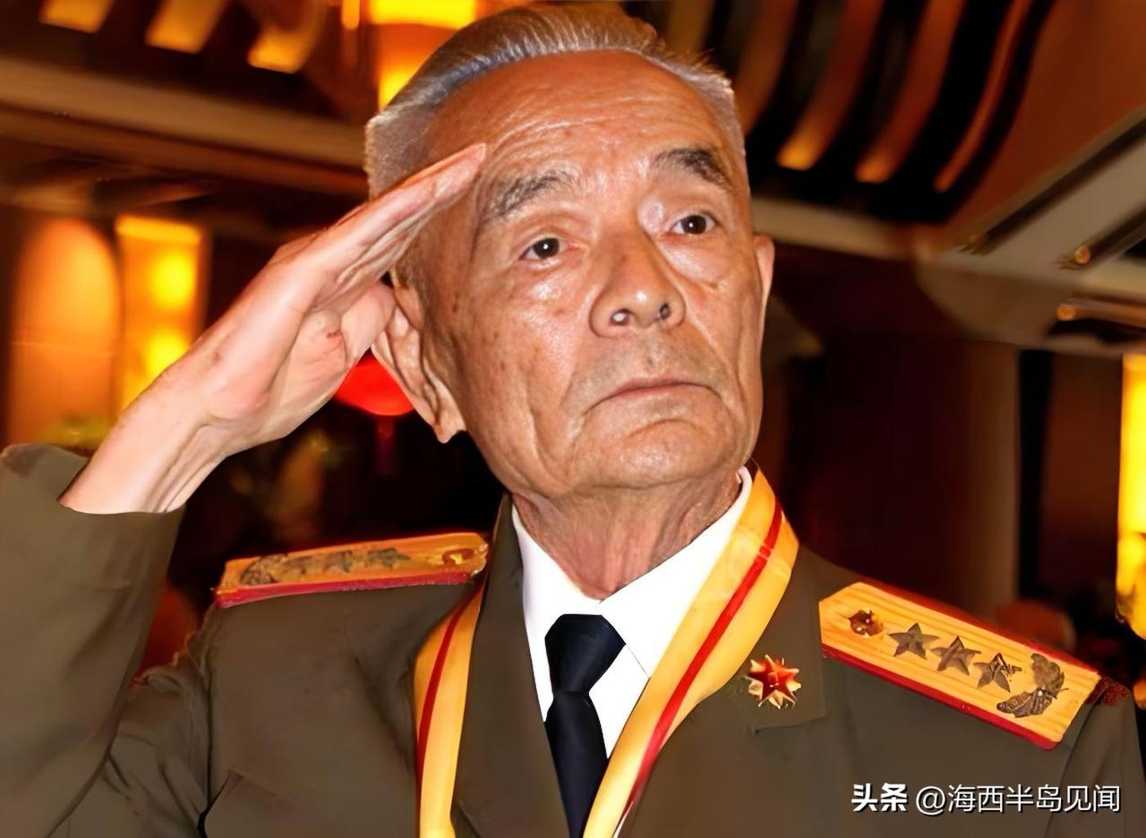 他在1988年晋升上将。13岁参军，任新四军高敬亭贴身警卫员。35岁任72师师长