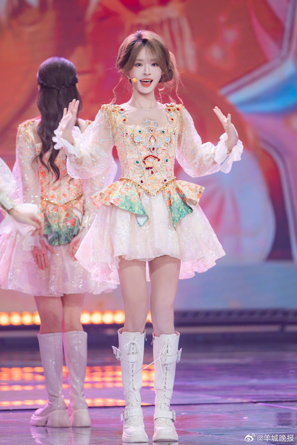 【分享湖北卫视春晚演员大年初一拜年神图】欢天喜地过大年，张灯结彩迎新春。谁的拜年