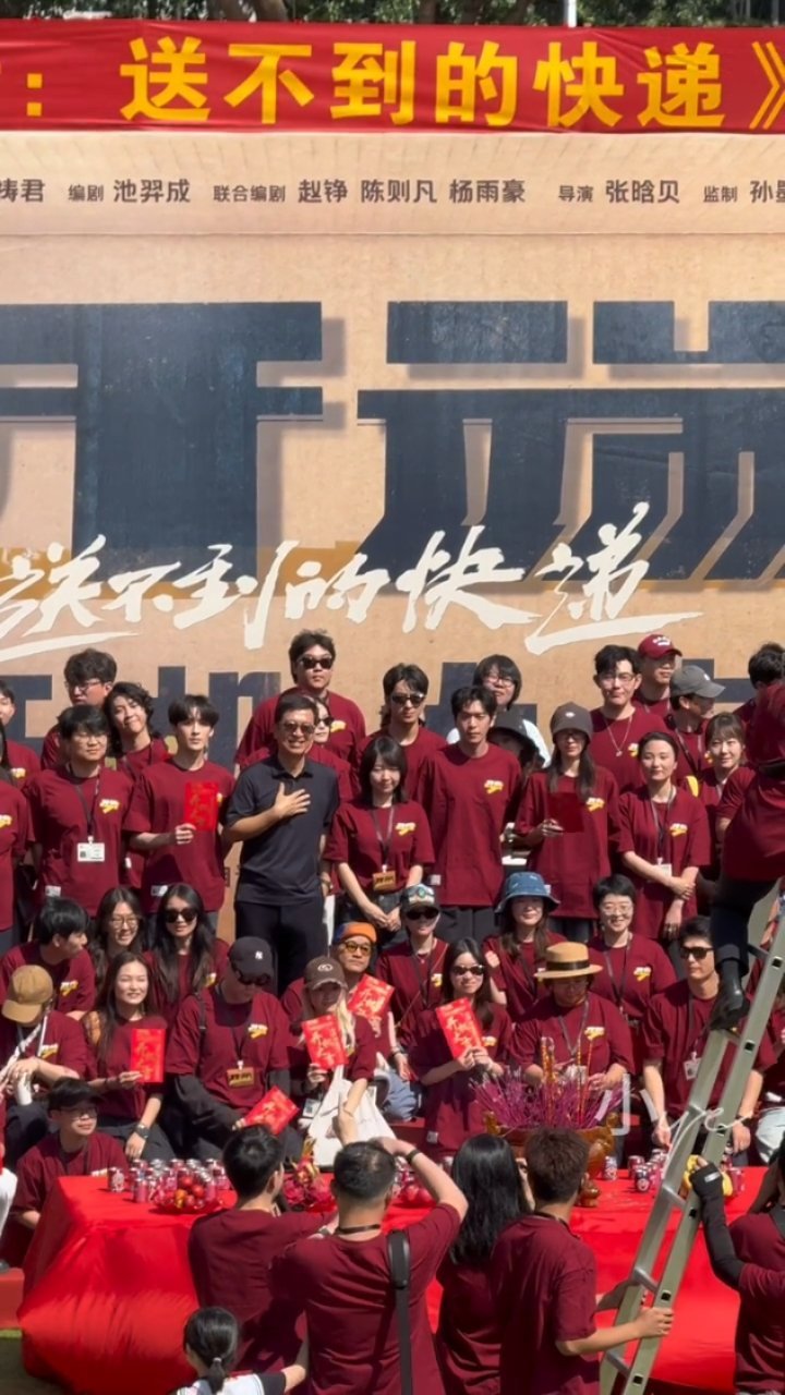 电影版《开端》今天开机啦影版由张若昀和钟楚曦主演，还有何洛洛参演张若昀钟楚曦影版