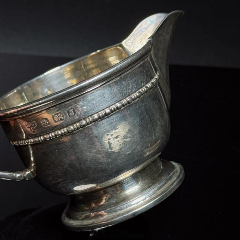 掷弹兵的配色方案命名一样彰显它的物语：传统、典雅和浓郁的历史风味：例如不列颠蓝、