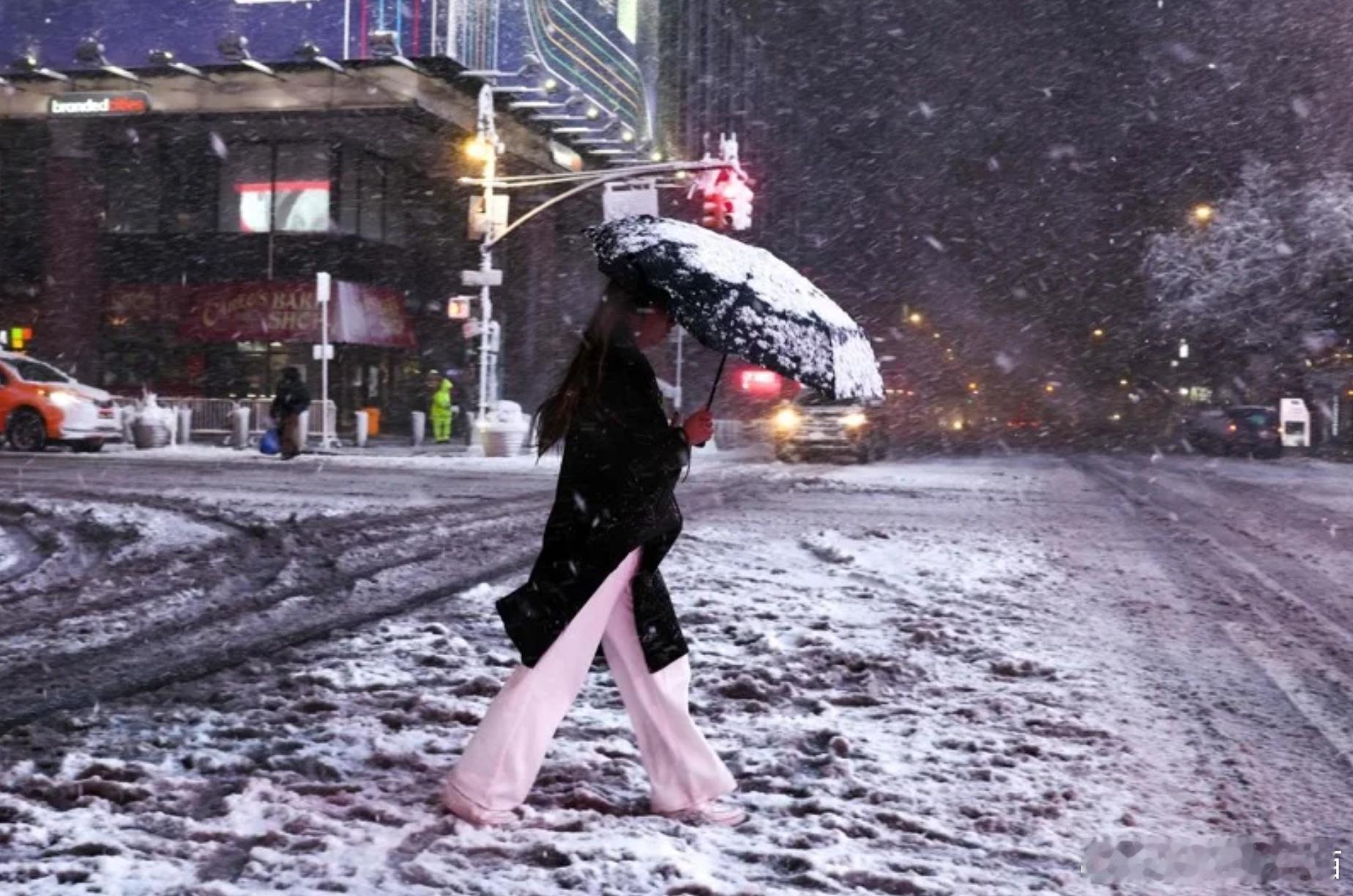 十年来最强暴风雪袭击纽约 当局发布“非必要不出行”令 城市一度陷入紧张海外新鲜事