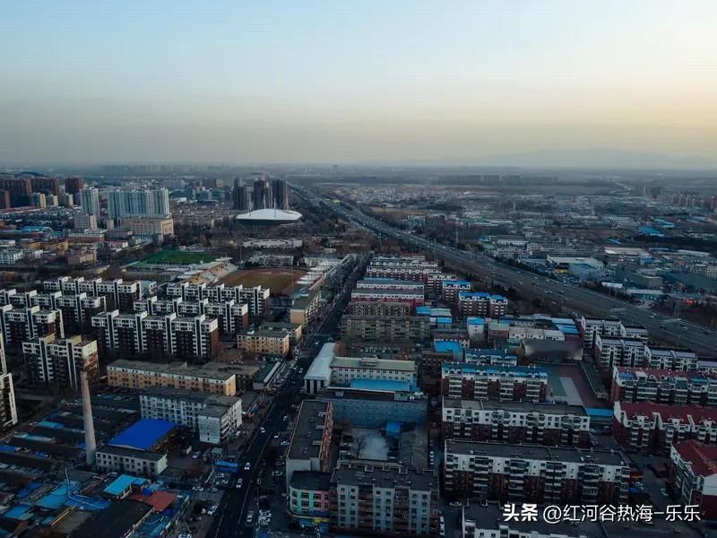 楼市有个非常典型割韭菜的例子。
就是2017年的燕郊。
当时有那么多房产博主组团